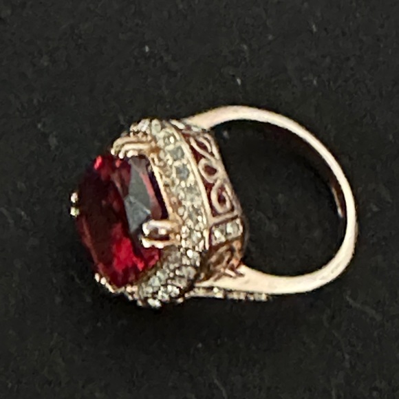 Rose Gold Toned Ring w Large Garnet Colored Oval-Cut Center Stone Size 6 - Picture 5 of 12